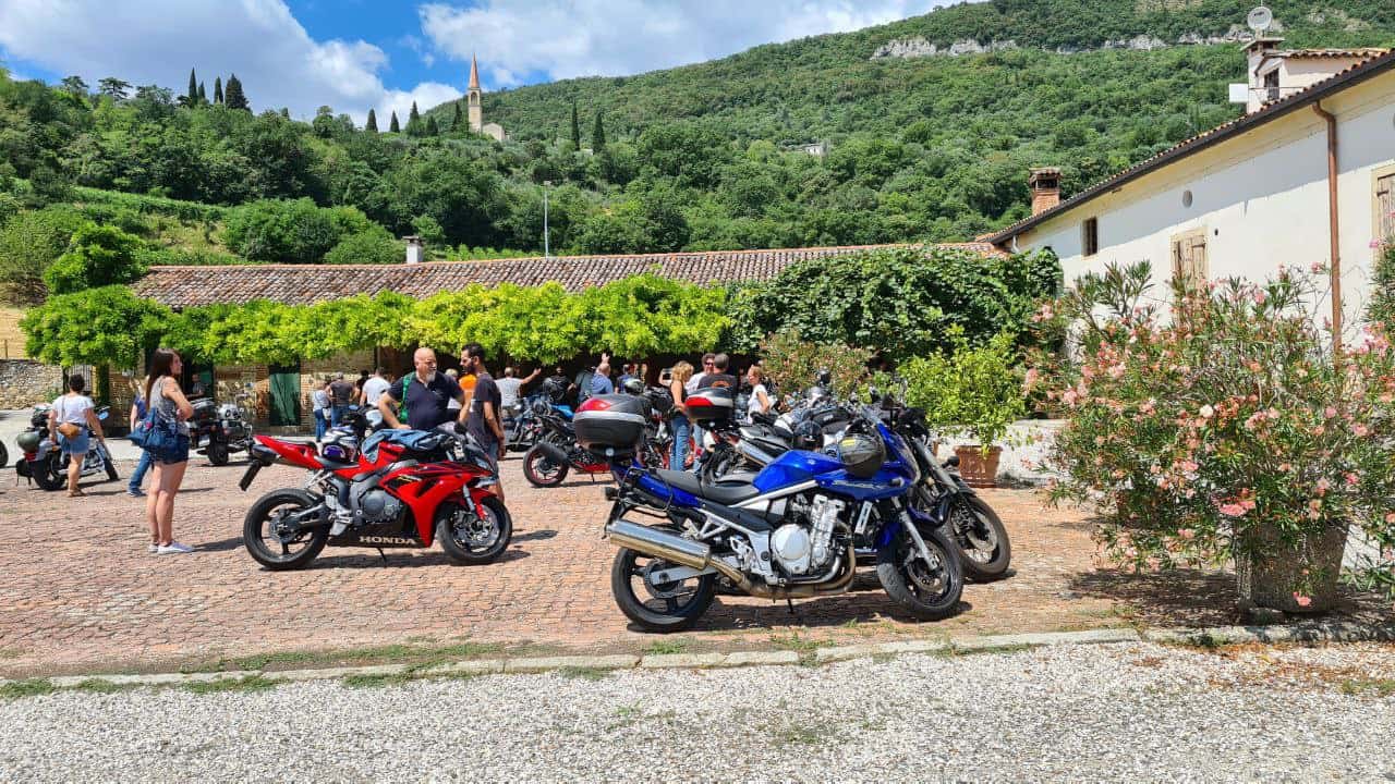 moto parcheggiate all'esterno della Villa veneta Maffei Costalunga. Sullo sfondo ci sono i Colli Berici.